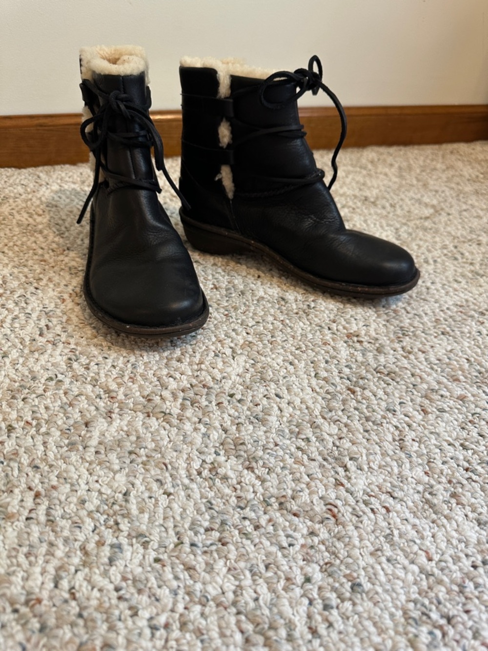 UGG w Caspia 1932Leather Lace-Up Shearling Ankle Boots